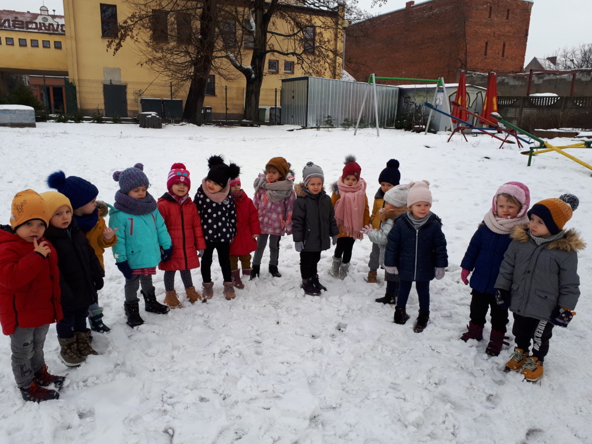 Misie i zimowe zabawy w ogrodzie przedszkolnym.