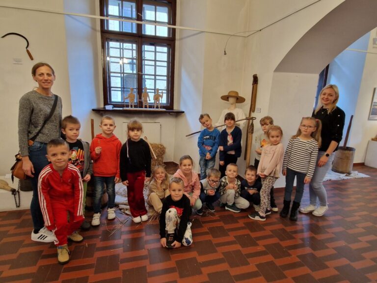 Grupa IV wzięła udział w zajęciach edukacyjnych pt. ,, Dawne rolnictwo” w Muzeum Regionalnym im. Hieronima Ławniczaka w Krotoszynie.